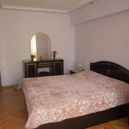 Nellie'S Apartment Батуми Экстерьер фото