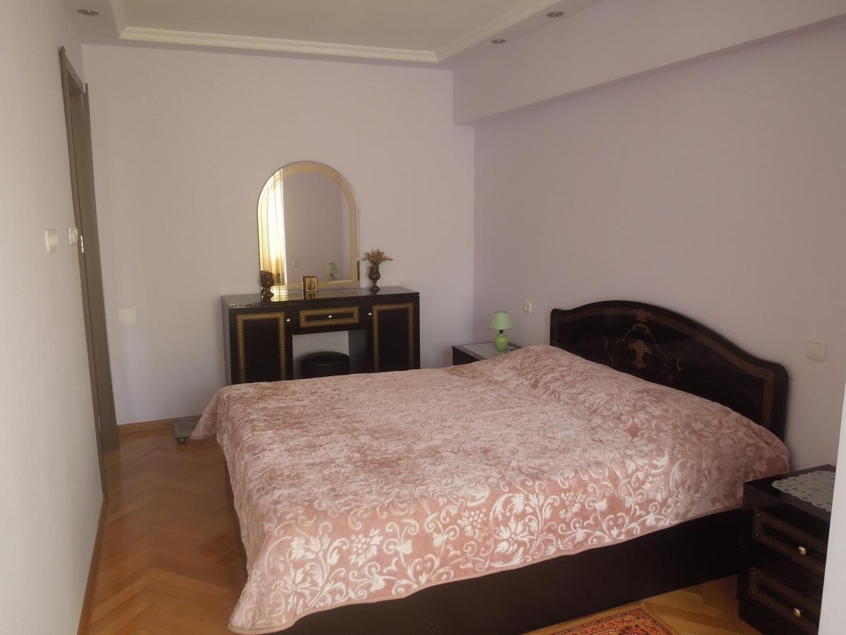 Nellie'S Apartment Батуми Экстерьер фото